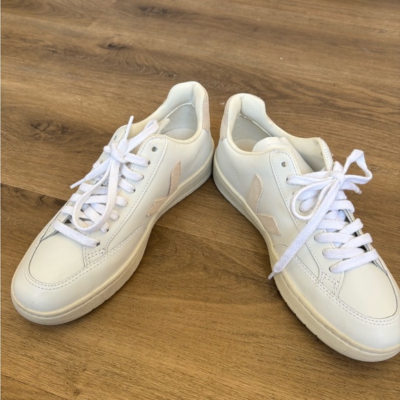NEW Veja Women’s White Leather V-12 Sneakers with Beige Suede Accents - Picture 3 of 10